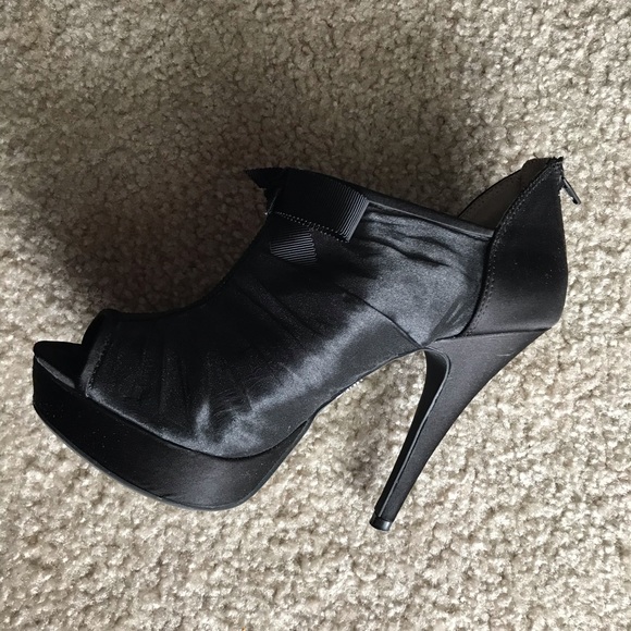 Vera Wang High Heels - Picture 4 of 8